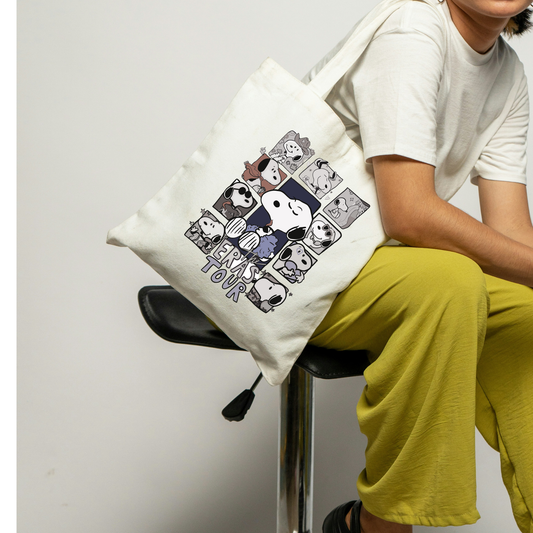 Snoopy Eras Tour tasarımlı %100 pamuk ham bez çanta. 35x40 cm dayanıklı, çevre dostu, günlük kullanım ve hediye için ideal tote bag modeli.