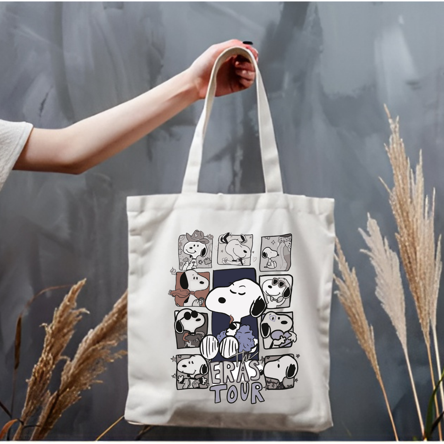 Snoopy Eras Tour tasarımlı %100 pamuk ham bez çanta. 35x40 cm dayanıklı, çevre dostu, günlük kullanım ve hediye için ideal tote bag modeli.