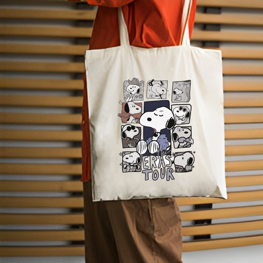 Snoopy Eras Tour tasarımlı %100 pamuk ham bez çanta. 35x40 cm dayanıklı, çevre dostu, günlük kullanım ve hediye için ideal tote bag modeli.