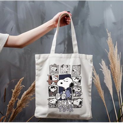 Snoopy Eras Tour tasarımlı %100 pamuk ham bez çanta. 35x40 cm dayanıklı, çevre dostu, günlük kullanım ve hediye için ideal tote bag modeli.