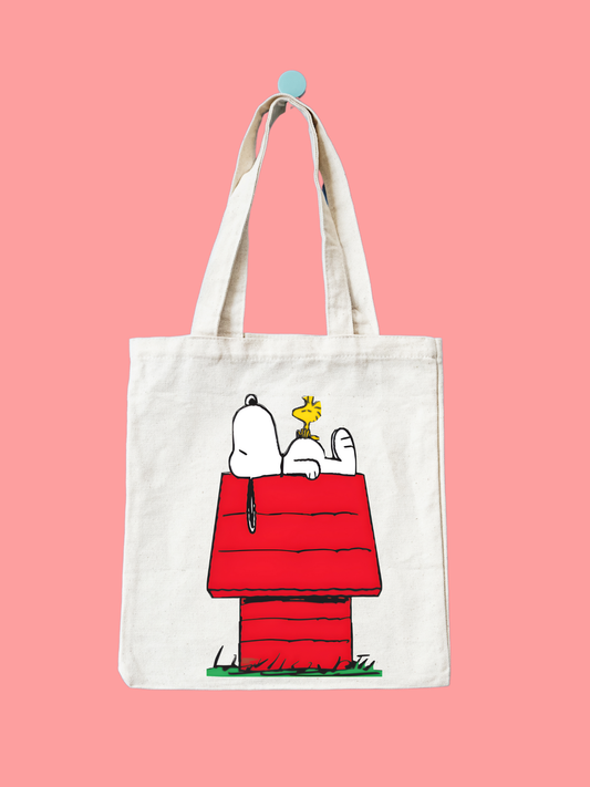 Snoopy tasarımlı %100 pamuk ham bez çanta. 35x40 cm dayanıklı, çevre dostu, günlük kullanım ve hediye için ideal tote bag modeli.