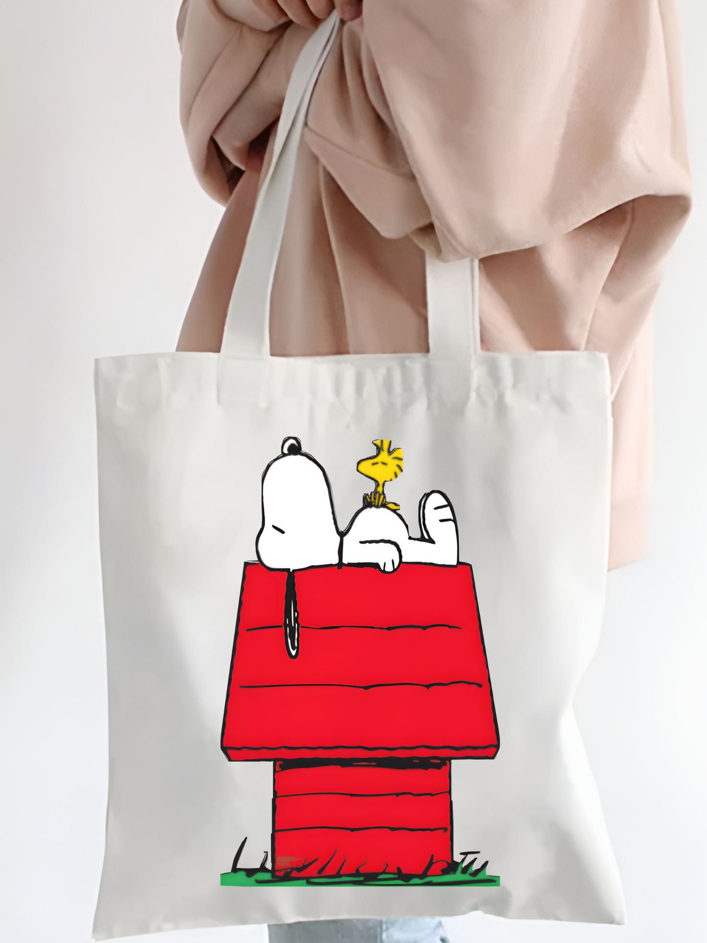 Snoopy tasarımlı %100 pamuk ham bez çanta. 35x40 cm dayanıklı, çevre dostu, günlük kullanım ve hediye için ideal tote bag modeli.