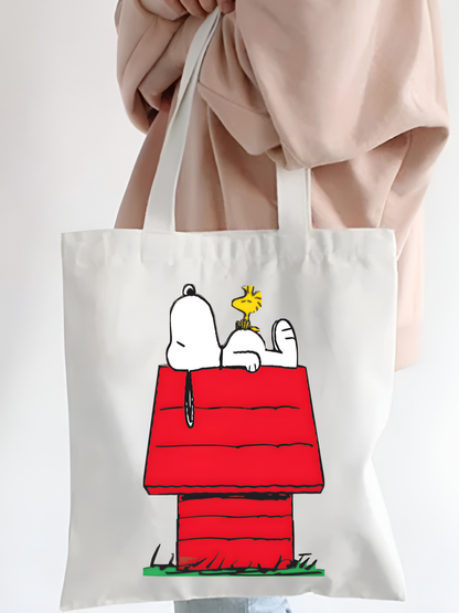 Snoopy tasarımlı %100 pamuk ham bez çanta. 35x40 cm dayanıklı, çevre dostu, günlük kullanım ve hediye için ideal tote bag modeli.