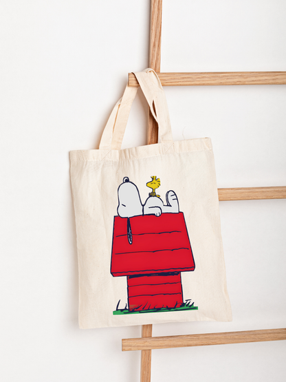Snoopy tasarımlı %100 pamuk ham bez çanta. 35x40 cm dayanıklı, çevre dostu, günlük kullanım ve hediye için ideal tote bag modeli.