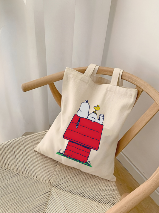 Snoopy tasarımlı %100 pamuk ham bez çanta. 35x40 cm dayanıklı, çevre dostu, günlük kullanım ve hediye için ideal tote bag modeli.