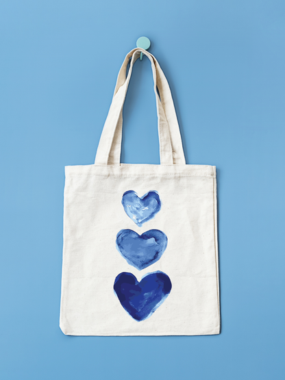 Blue Love tasarımlı %100 pamuk ham bez çanta. 35x40 cm dayanıklı, çevre dostu, günlük kullanım ve hediye için ideal tote bag modeli.