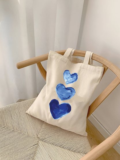 Blue Love tasarımlı %100 pamuk ham bez çanta. 35x40 cm dayanıklı, çevre dostu, günlük kullanım ve hediye için ideal tote bag modeli.