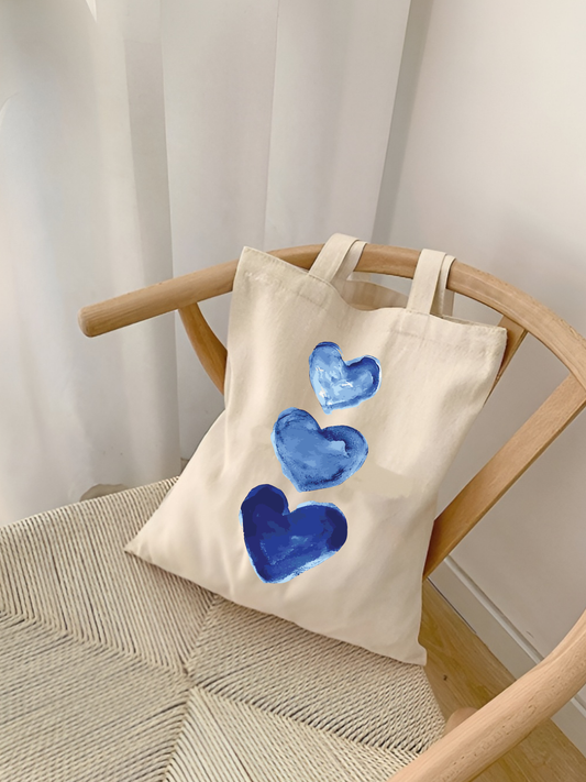 Blue Love tasarımlı %100 pamuk ham bez çanta. 35x40 cm dayanıklı, çevre dostu, günlük kullanım ve hediye için ideal tote bag modeli.