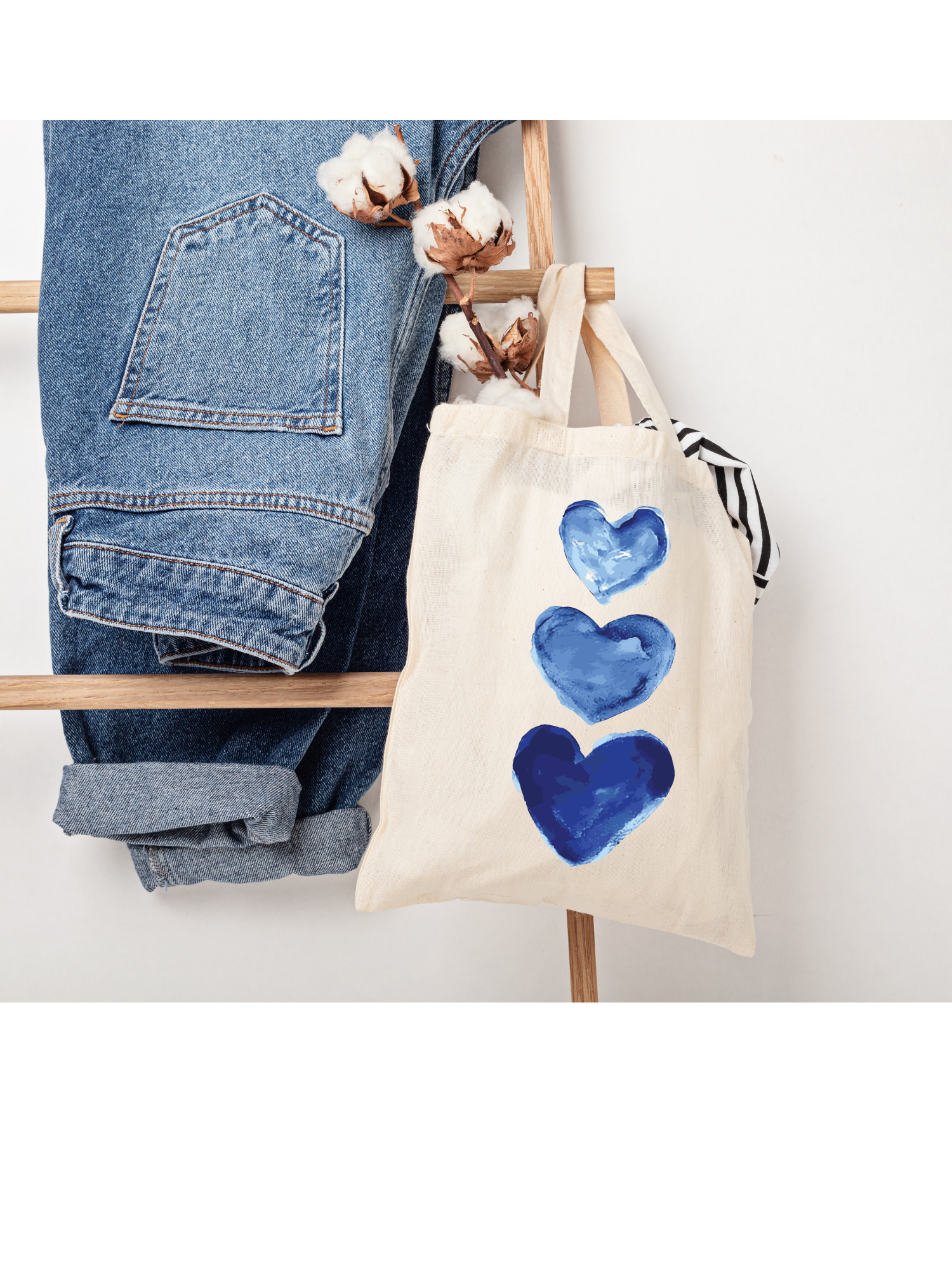 Blue Love tasarımlı %100 pamuk ham bez çanta. 35x40 cm dayanıklı, çevre dostu, günlük kullanım ve hediye için ideal tote bag modeli.