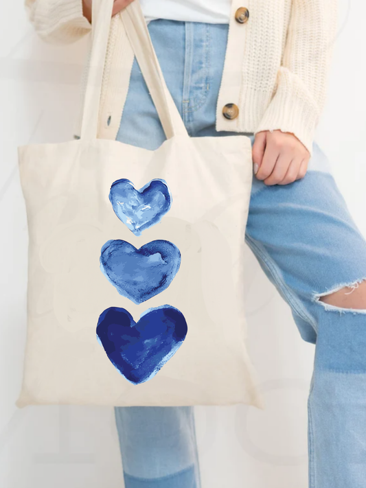 Blue Love tasarımlı %100 pamuk ham bez çanta. 35x40 cm dayanıklı, çevre dostu, günlük kullanım ve hediye için ideal tote bag modeli.