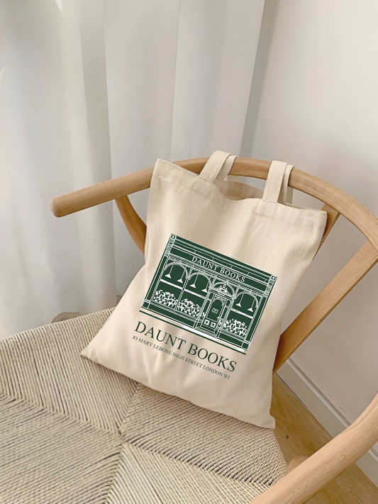 Daunt Books tasarımlı %100 pamuk ham bez çanta. 35x40 cm dayanıklı, çevre dostu, günlük kullanım ve hediye için ideal tote bag modeli.