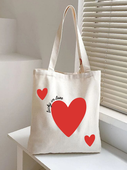 Lucky in Love tasarımlı %100 pamuk ham bez çanta. 35x40 cm dayanıklı, çevre dostu, günlük kullanım ve hediye için ideal tote bag modeli.