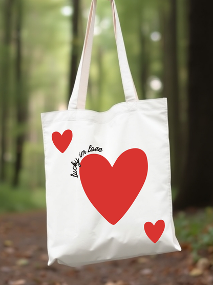 Lucky in Love tasarımlı %100 pamuk ham bez çanta. 35x40 cm dayanıklı, çevre dostu, günlük kullanım ve hediye için ideal tote bag modeli.