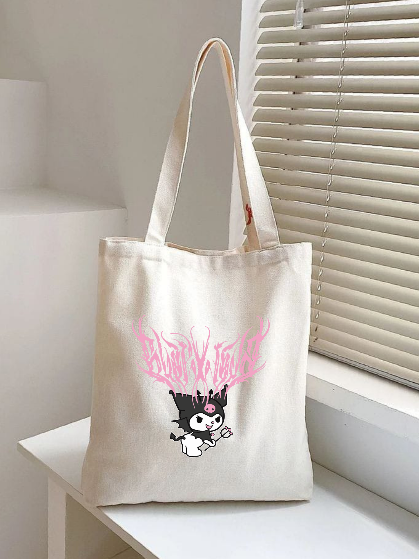 Kuromi Anime tasarımlı %100 pamuk ham bez çanta. 35x40 cm dayanıklı, çevre dostu, günlük kullanım ve hediye için ideal tote bag modeli.