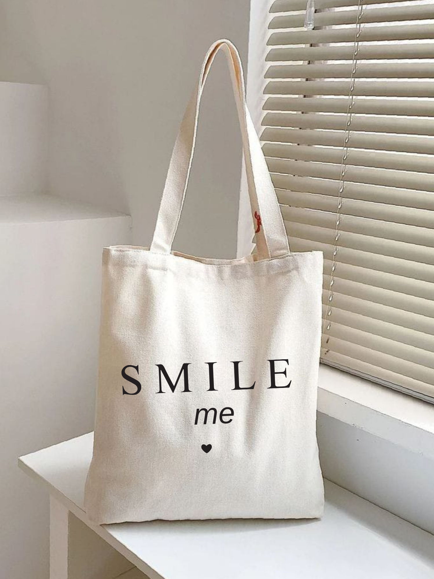 Smile Me tasarımlı %100 pamuk ham bez çanta. 35x40 cm dayanıklı, çevre dostu, günlük kullanım ve hediye için ideal tote bag modeli.